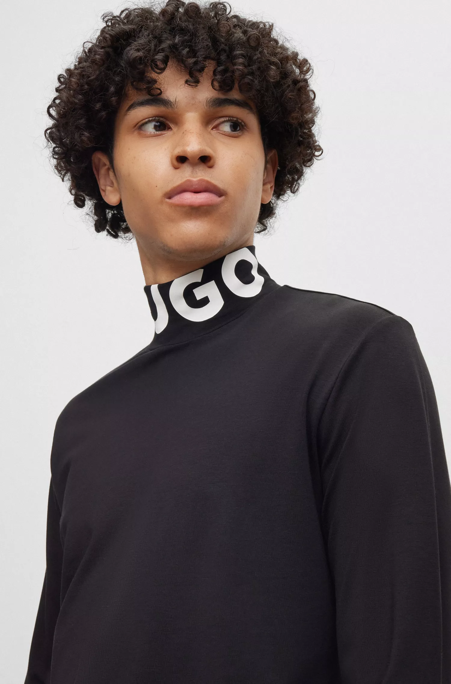 Camiseta HUGO vermelha, corte slim, com gola alta com a marca.