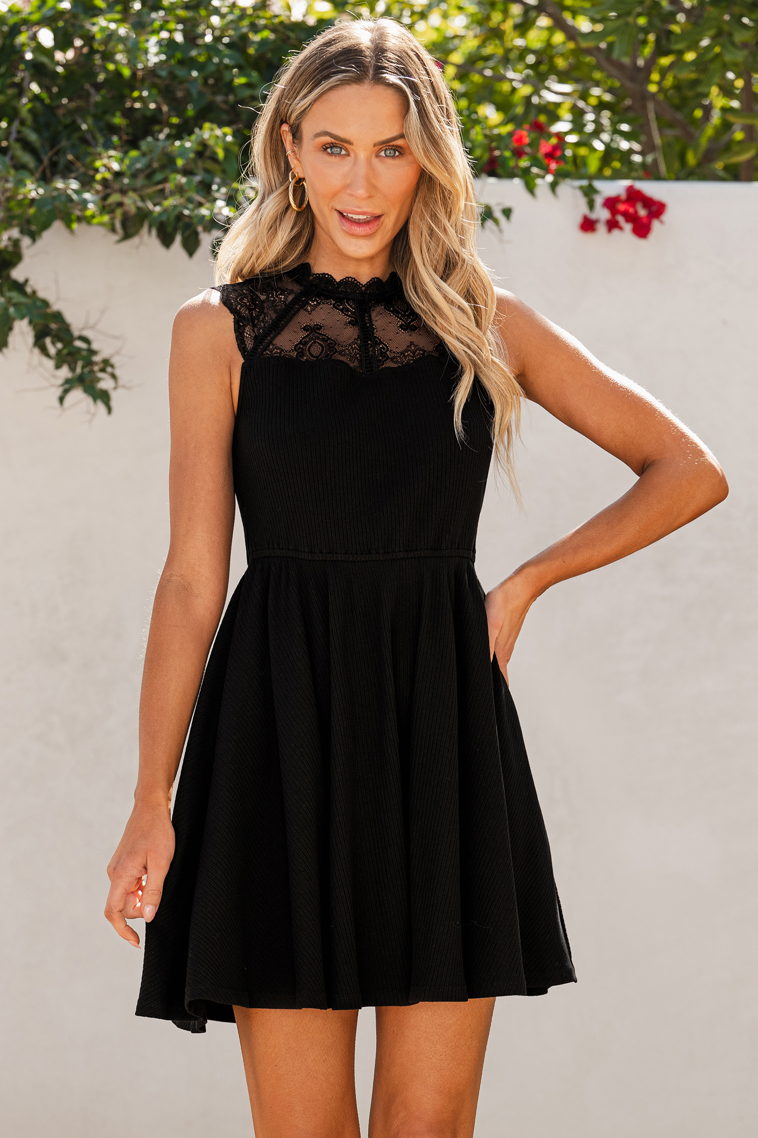 Robe mini à col festonné en dentelle noire