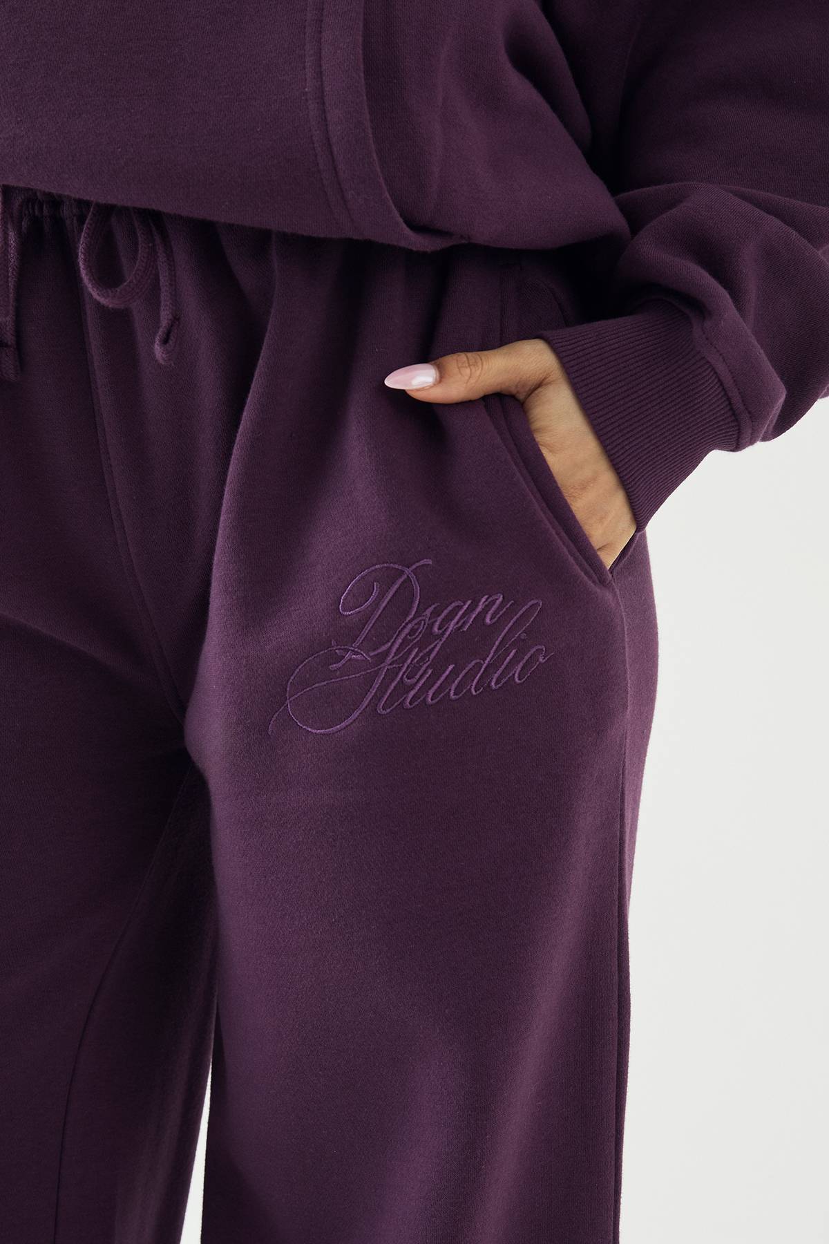 Jogging DSGN Studio à Jambes Droites avec Script Contrasté