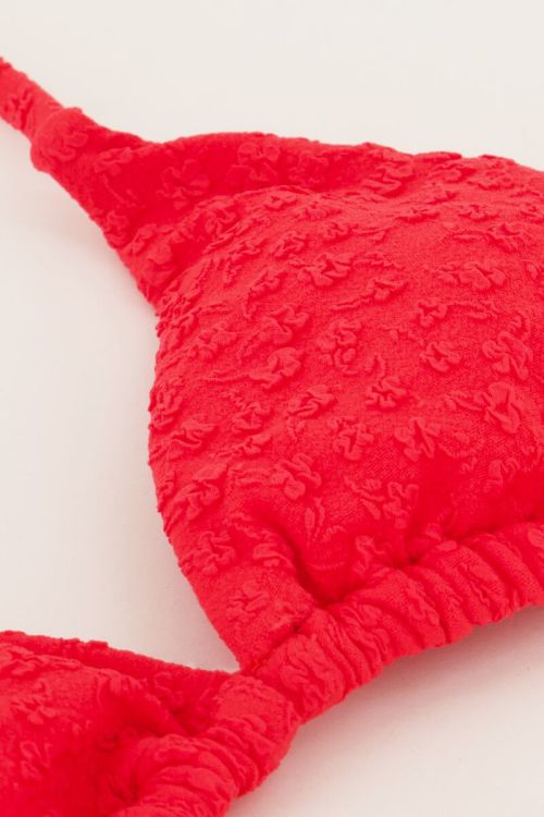 Rode bikini top triangel met bloemetjes structuur