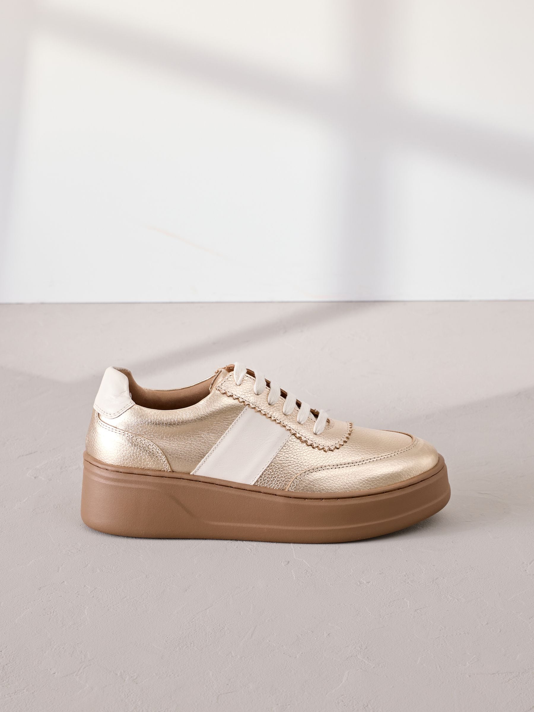 Goud - Signature premium leren sneakers met veters en grove sleehak