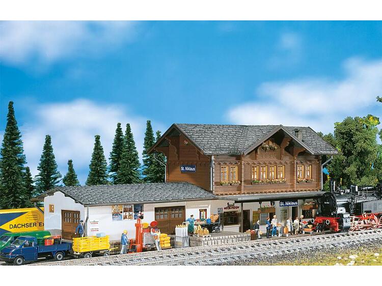 Faller Bahnhof St.Niklaus H0 Schweizer Bahnhofsgebäude mit Güterschuppenanbau, Verladerampe und Stumpfgleisanschluss
