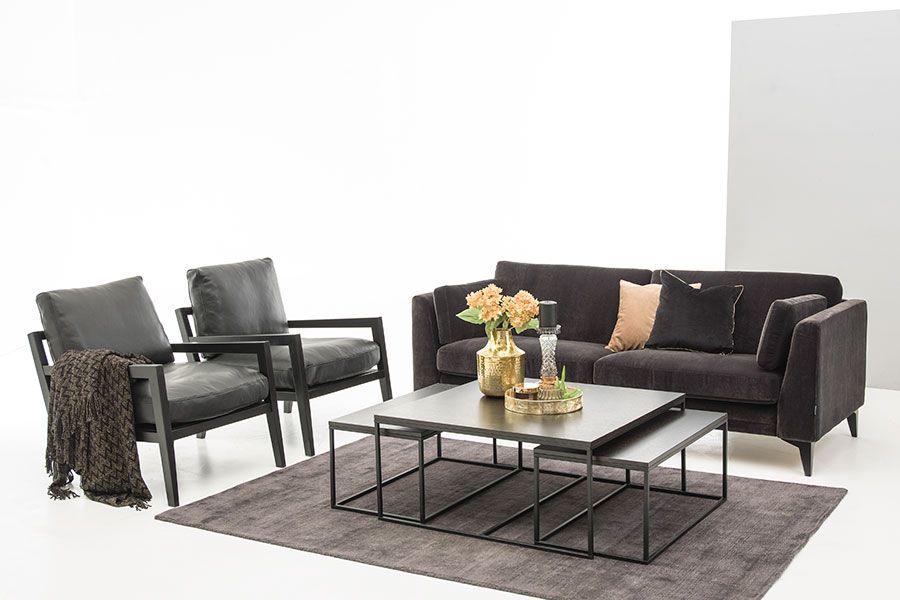 Avignon sofa 3-seter. Tekstil Celine velur 1392-79 Antracite med sorte ben og skumfyll i ryggputene.