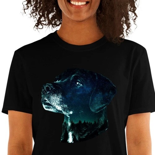 Camiseta feminina Mascochula, noite estrelada, personalizada com a foto do seu animal de estimação preto.