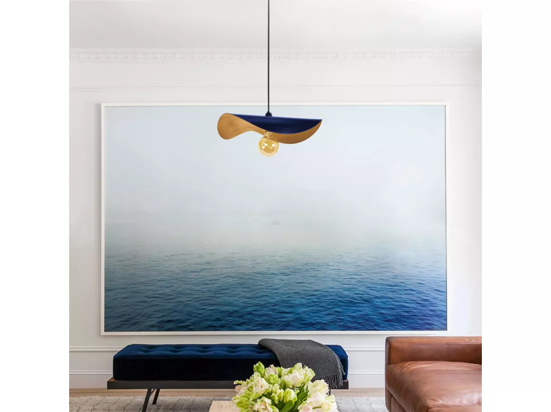 Suspension chapeau de dame métal bleu,or 80 cm.