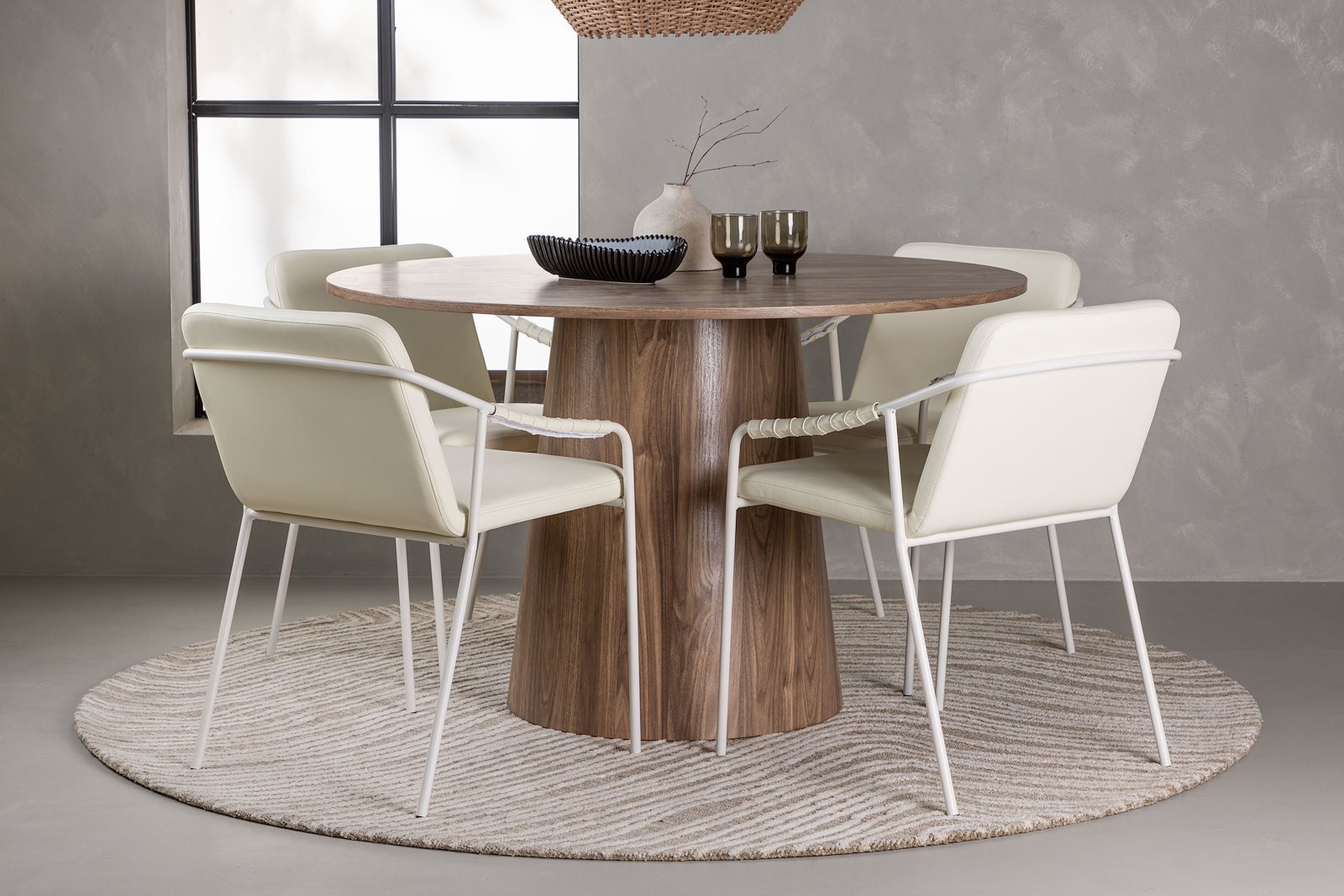 Lanzo og Tvist Spisegruppe Lanzo rundt spisebord ø120cm i natur med 4 stk. Tvist med arm spisetoler i Beige PU og metal understell.