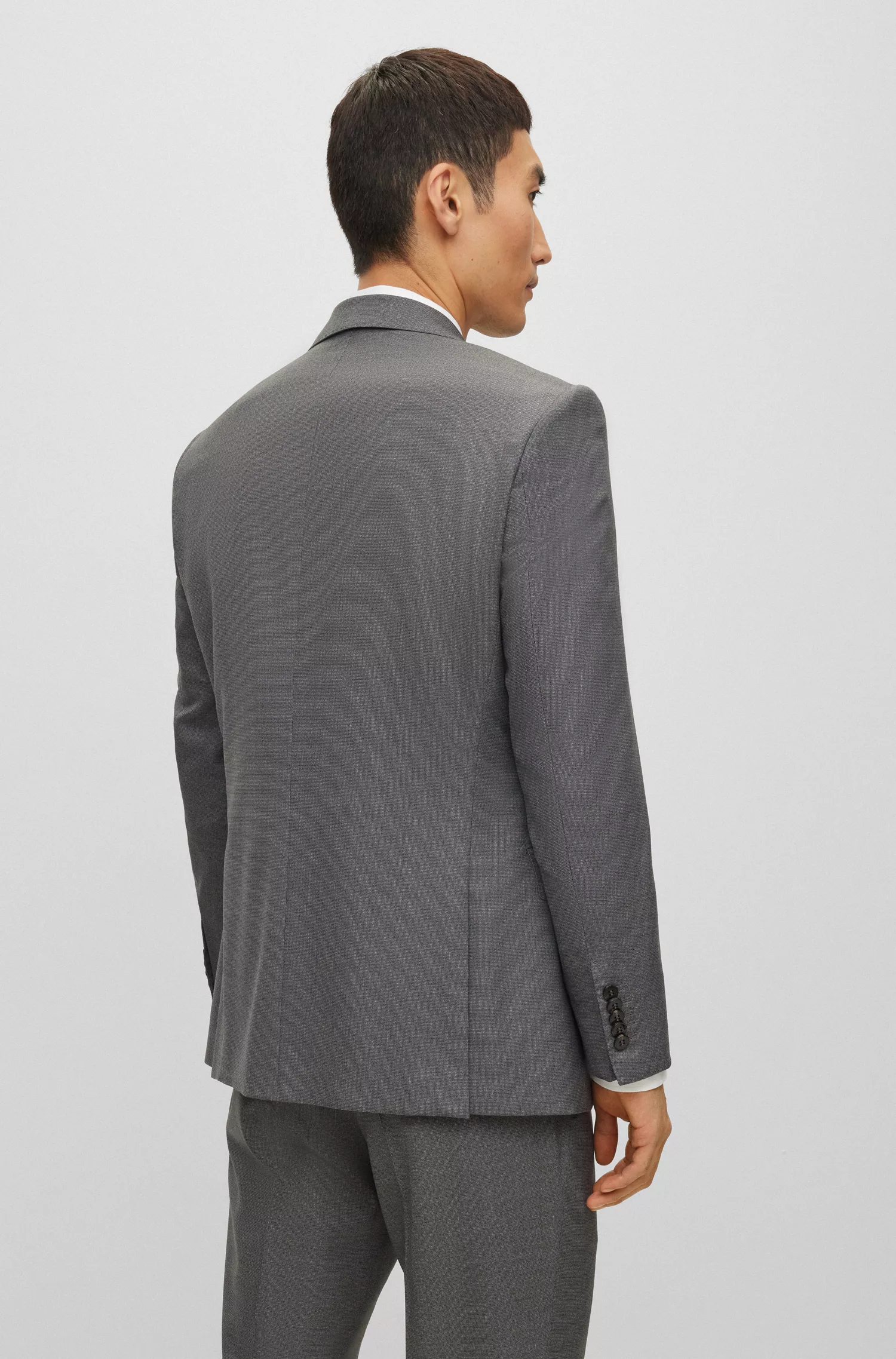 Terno BOSS cor camelo, corte regular, em lã virgem com micropadrão.