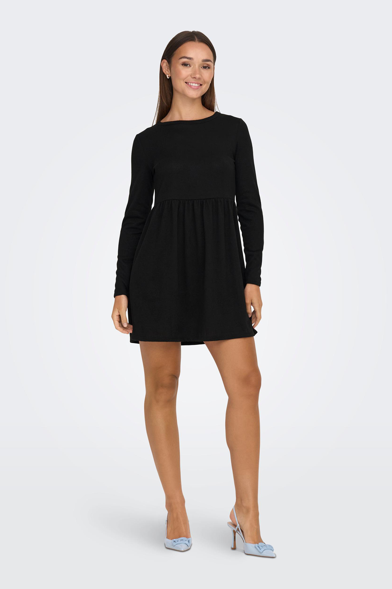 Vestido curto com mangas compridas