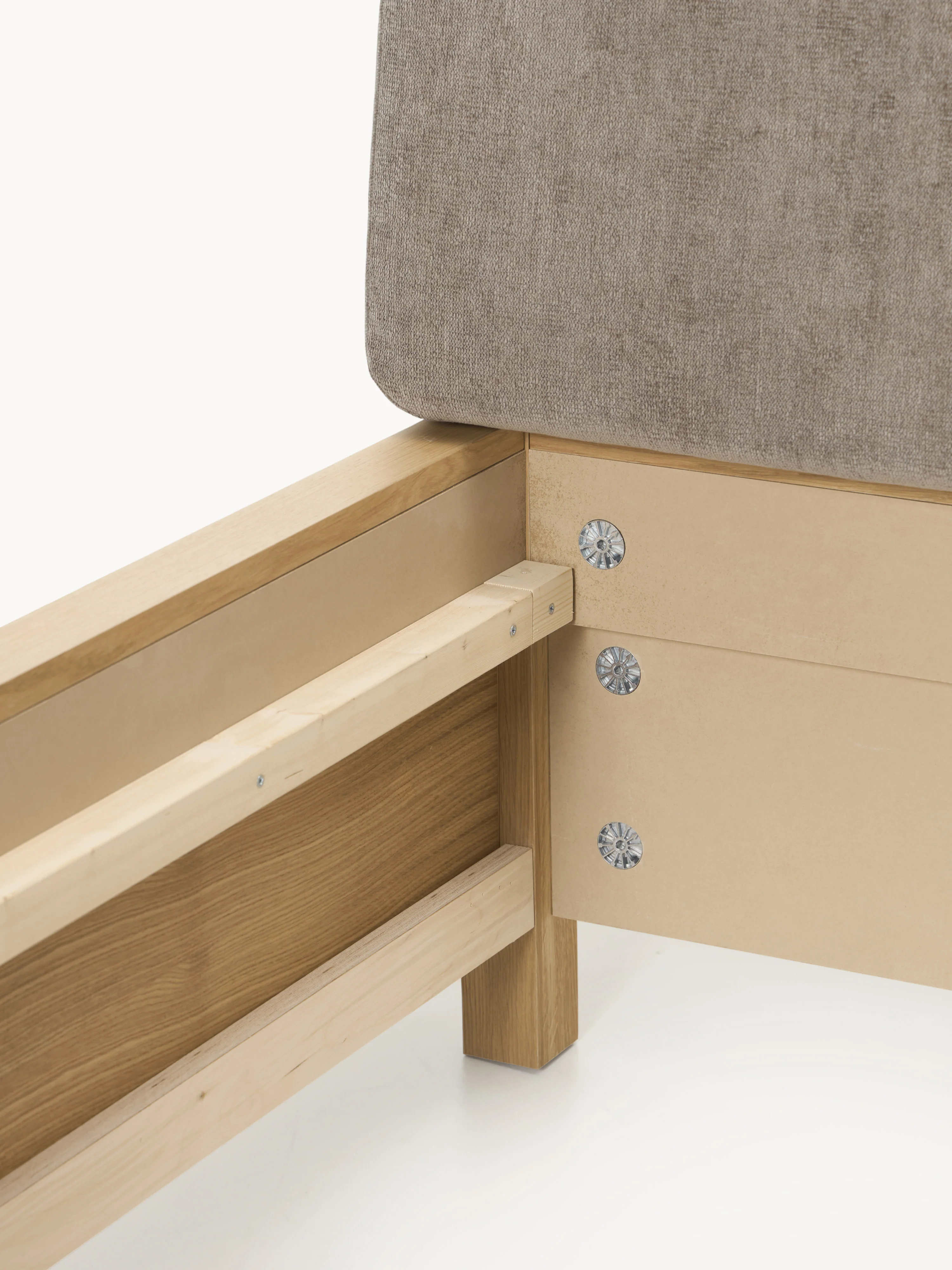 Houten bedframe Santiago met gestoffeerd hoofdeinde en lades