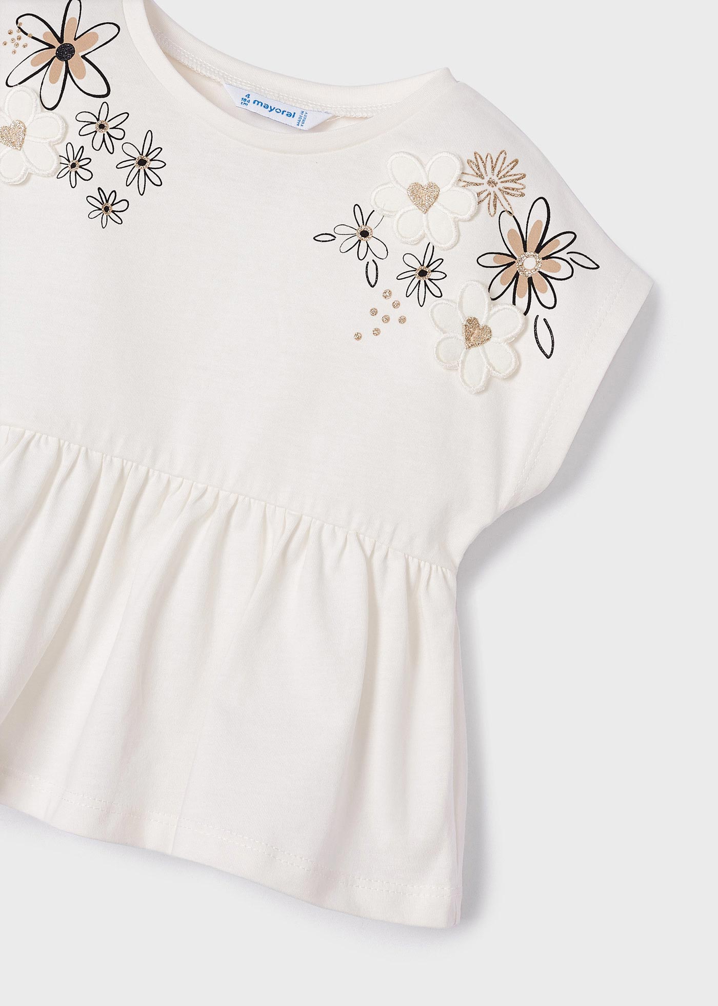 Camiseta de manga curta com bordado em algodão sustentável para meninas