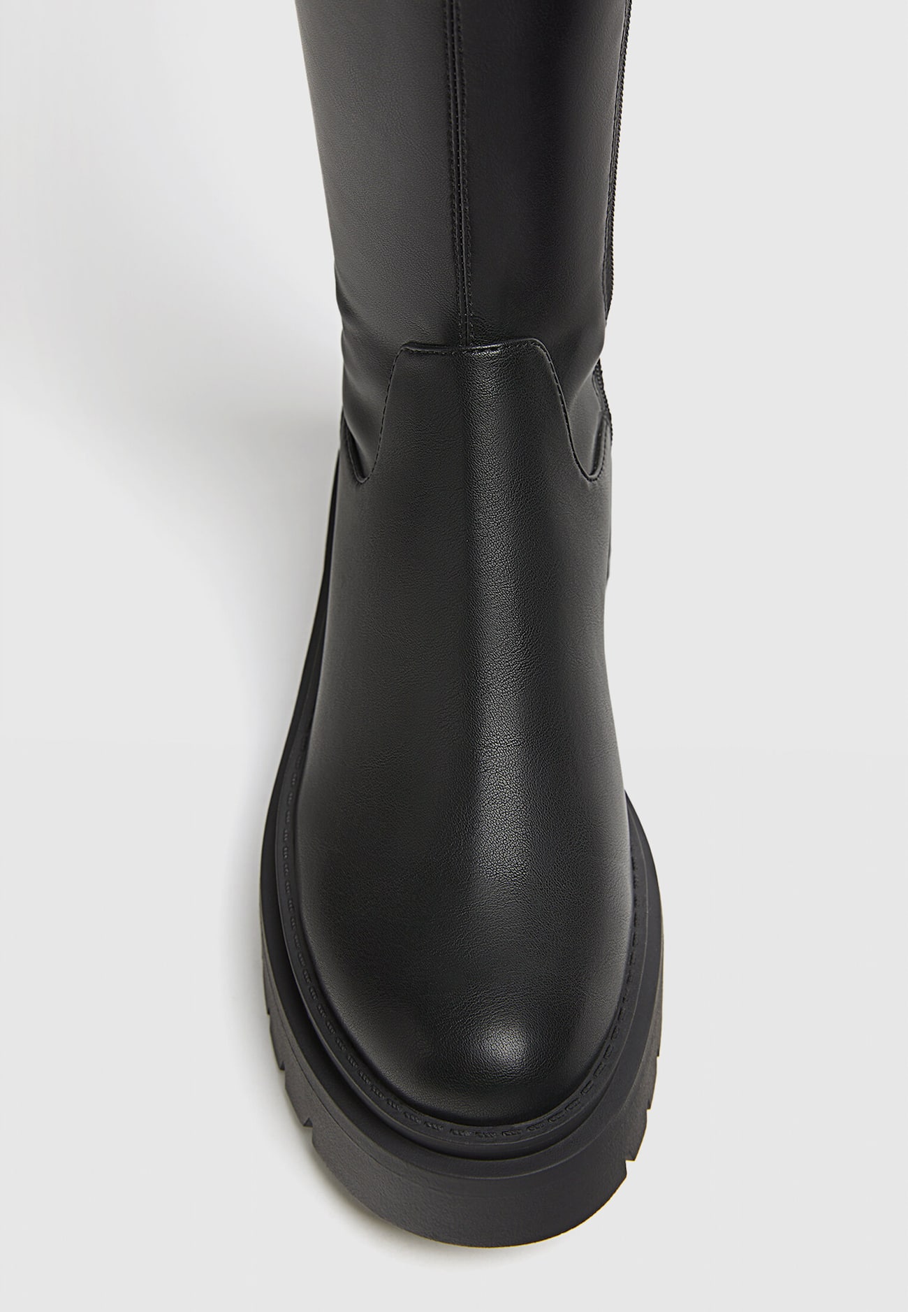 Botas pretas tamanho XL com sola plana