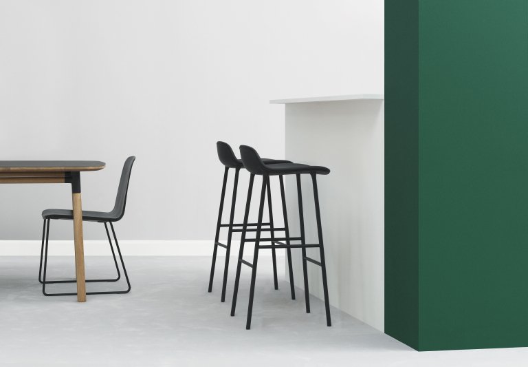 Normann Copenhagen Form Barstool barkruk 65cm met messing onderstel zwart