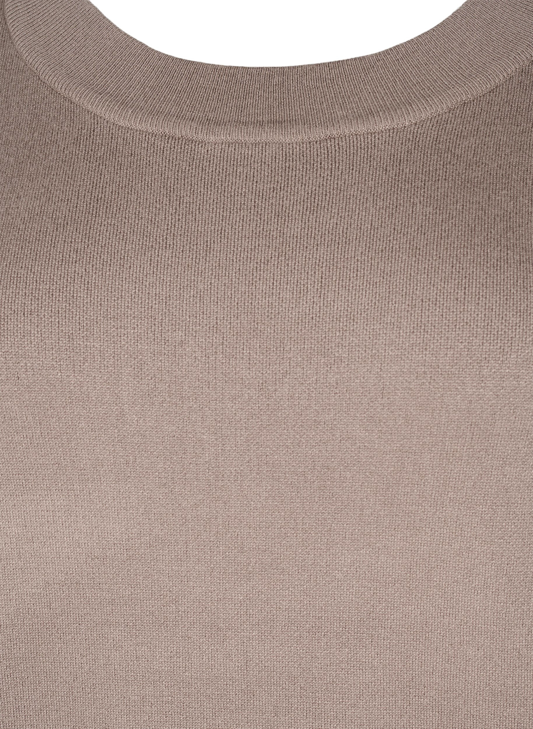 Strikkjole med broderidetaljer