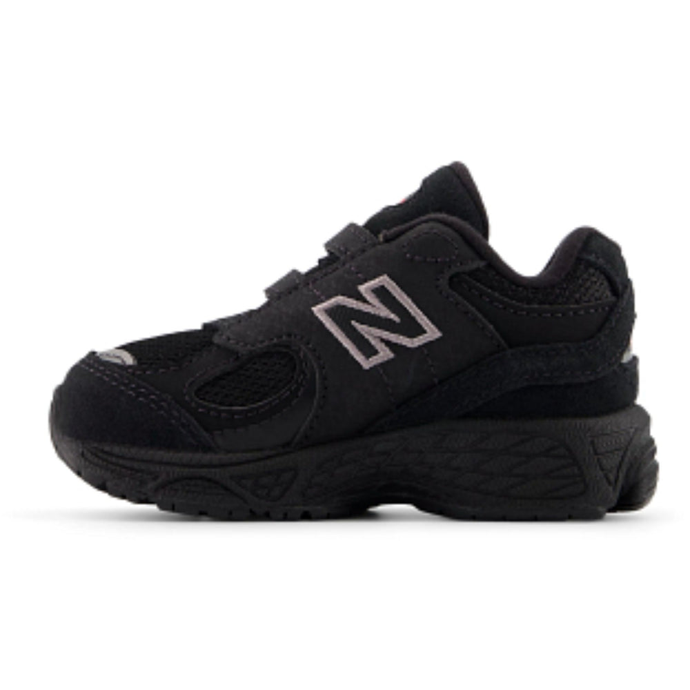 Køb New Balance Black 2002 Kids Hook & Loop Sneakers