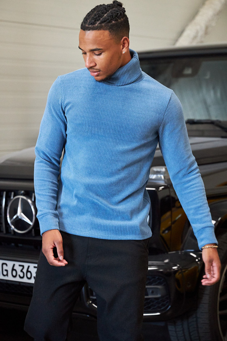 Pull bleu col roulé en velours côtelé