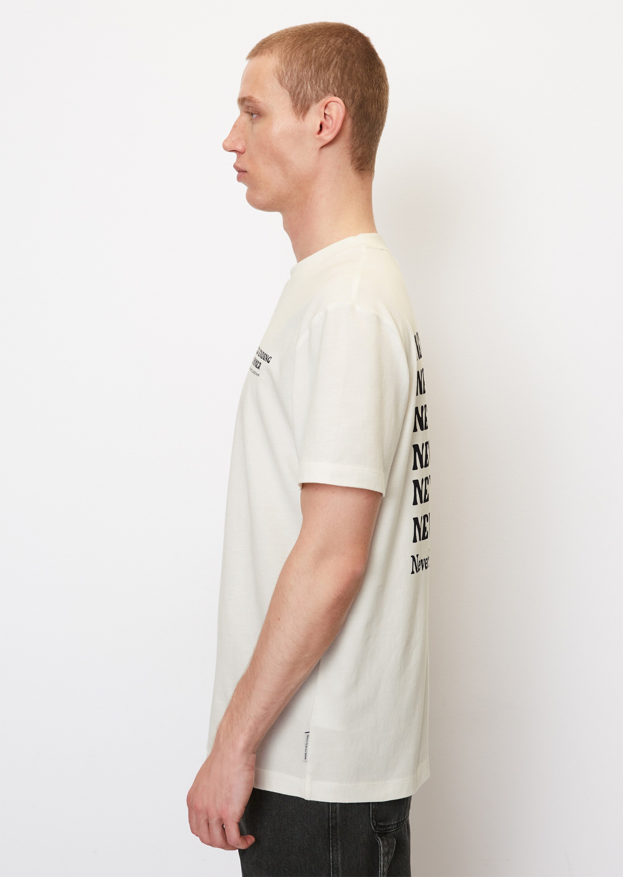 T-Shirt relaxed je nach Farbe mit markantem Rückenprint