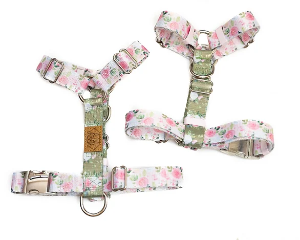 Arnês com alças e flores rosa e verde-oliva