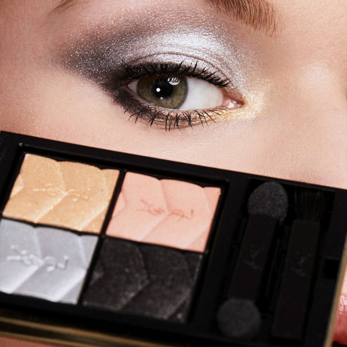 YVES SAINT LAURENT Couture Mini Clutch Palette De Fards A Paupières Longue Tenue