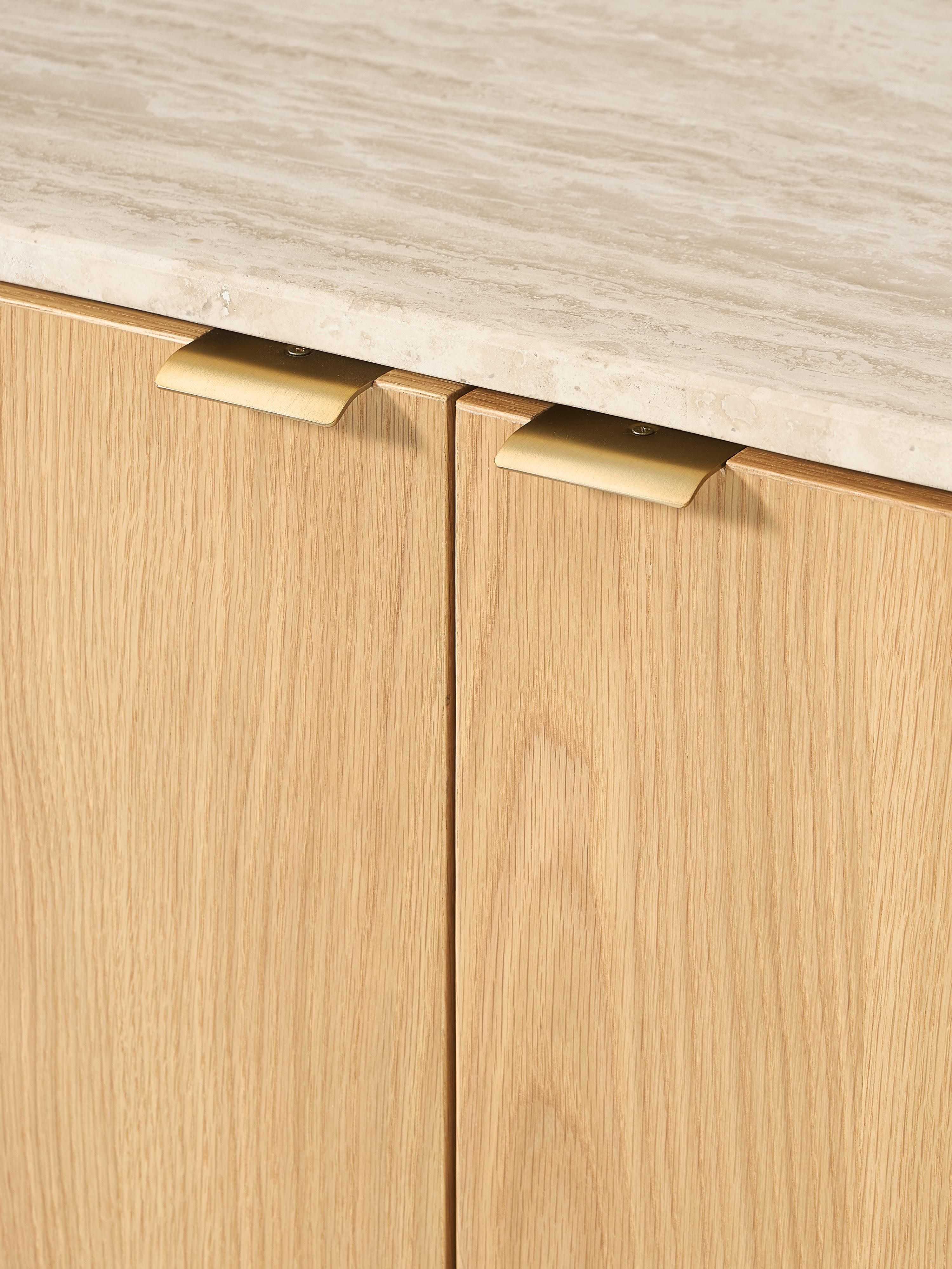 Houten dressoir Zumi met afgeronde hoeken en travertijn blad
