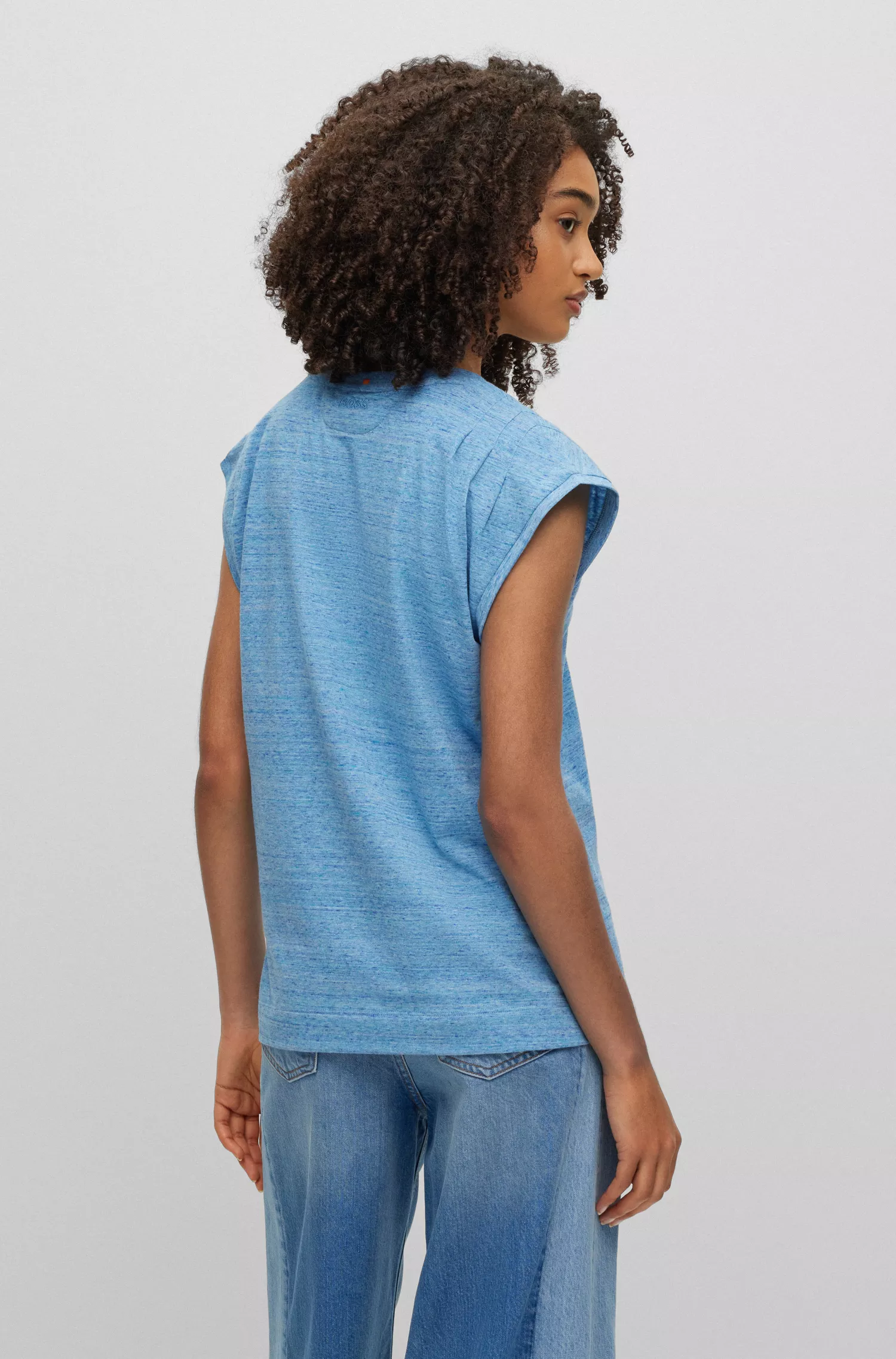 Camiseta BOSS preta em mistura de algodão com ombros franzidos