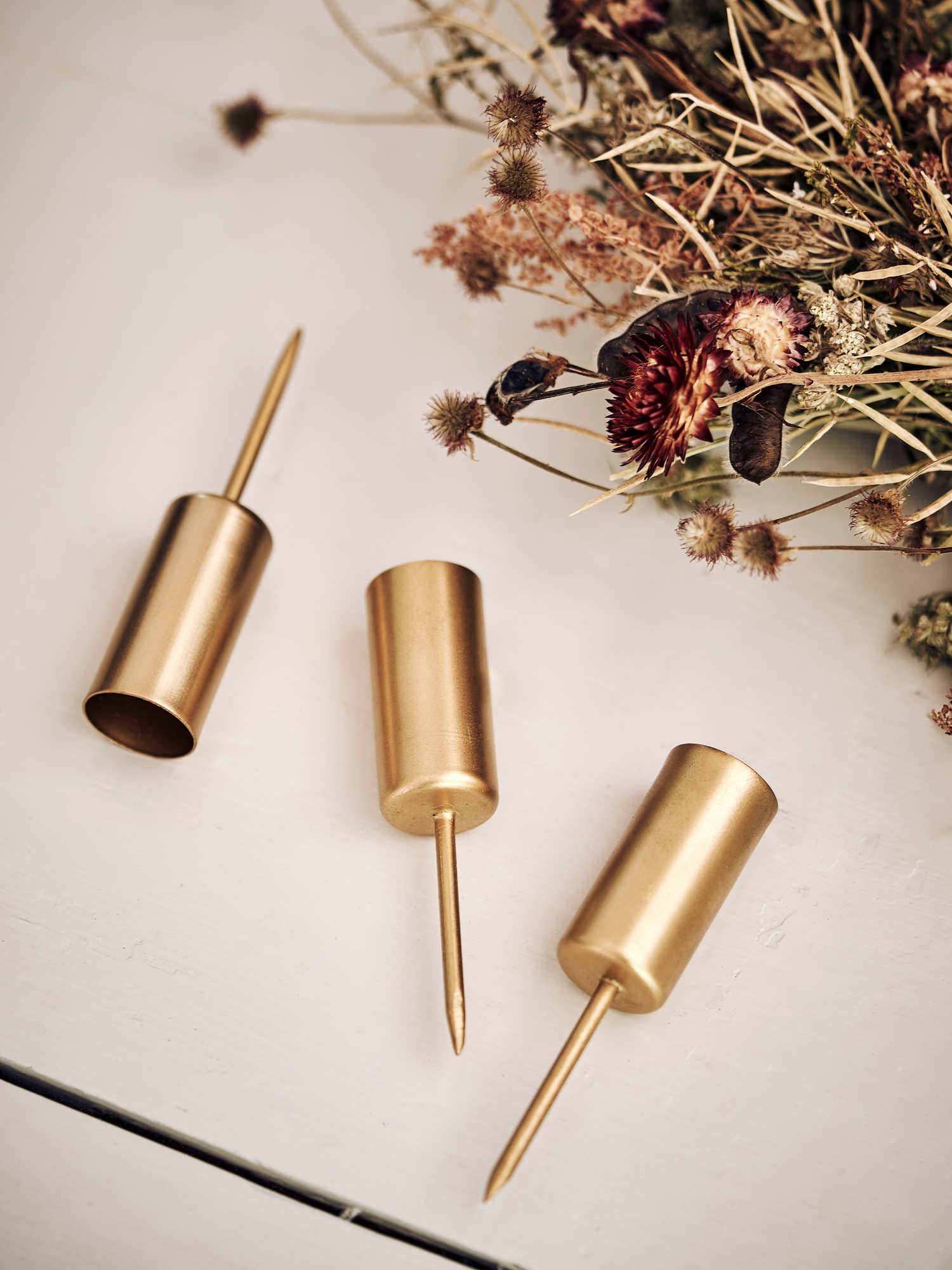 Lysestage med spyd | Jern. 2,1 x 10 cm.  | Gold