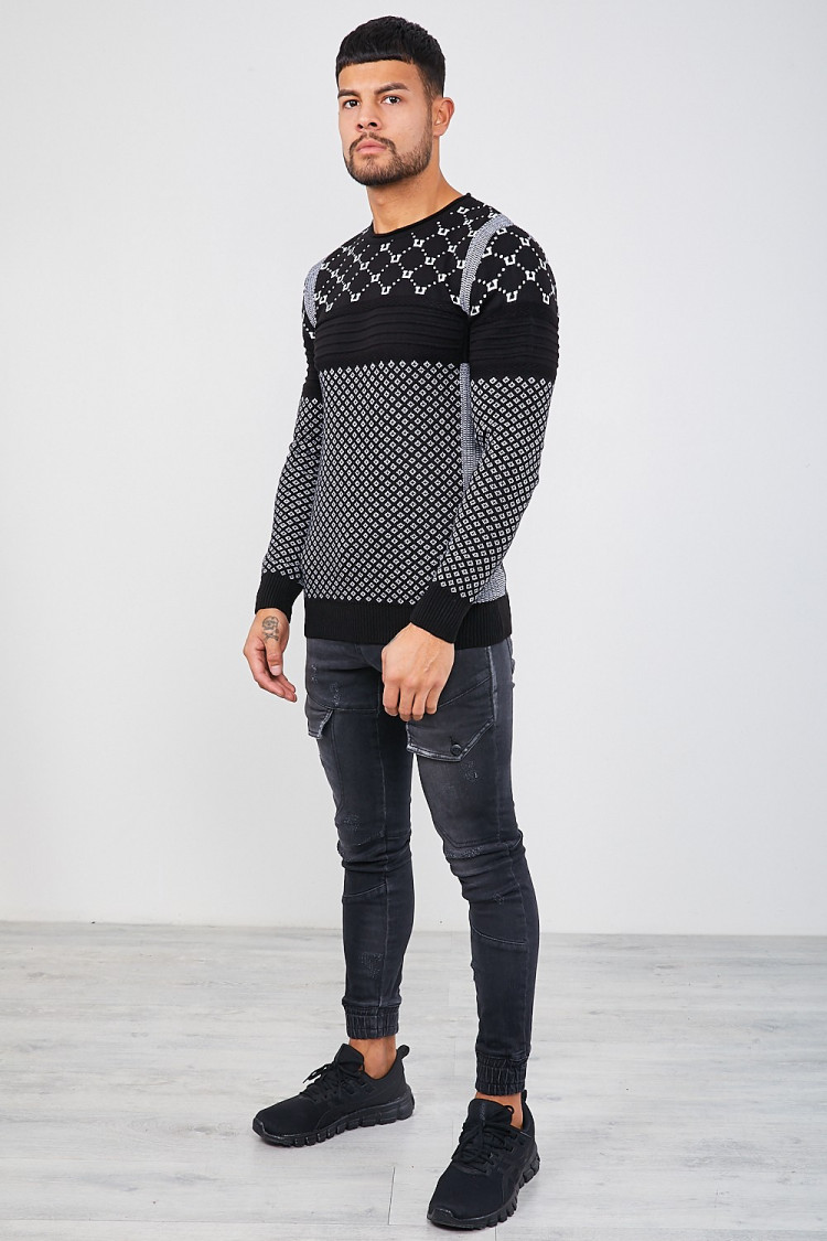 Pull en maille noir à différents motifs blancs