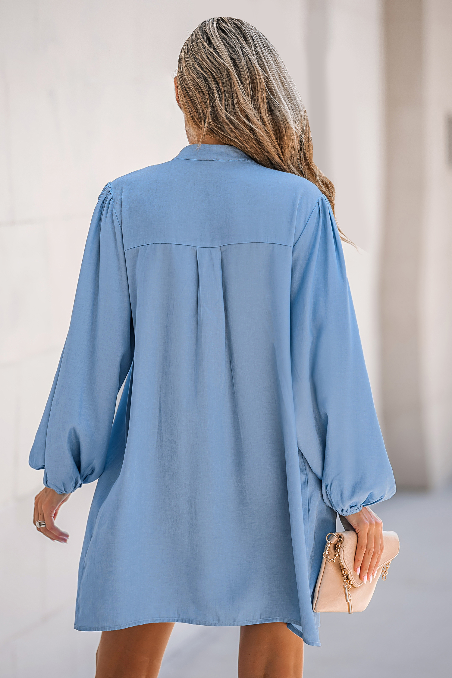 Robe chemise mini plissée à demi-bouton