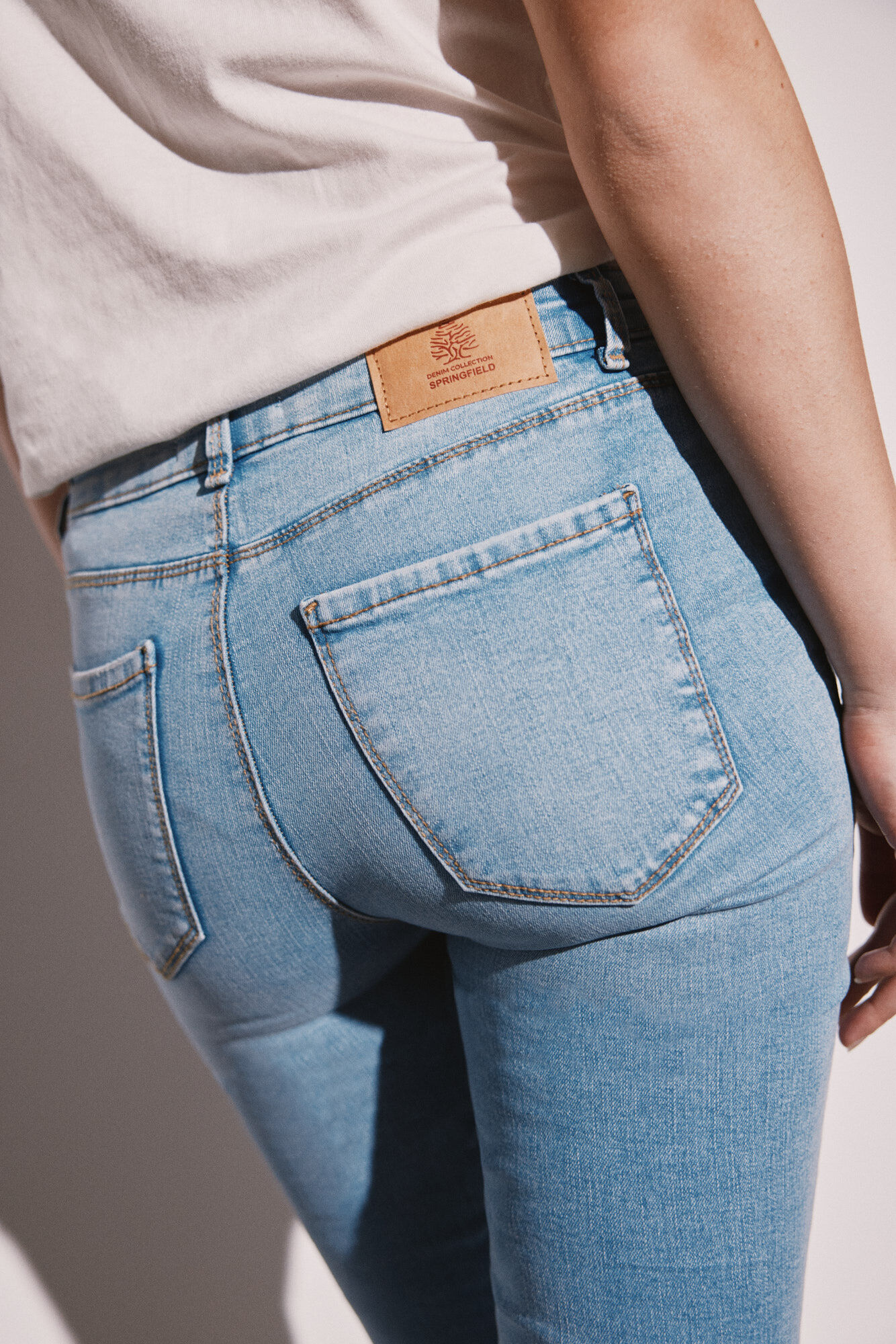 Calça jeans slim, lavagem sustentável