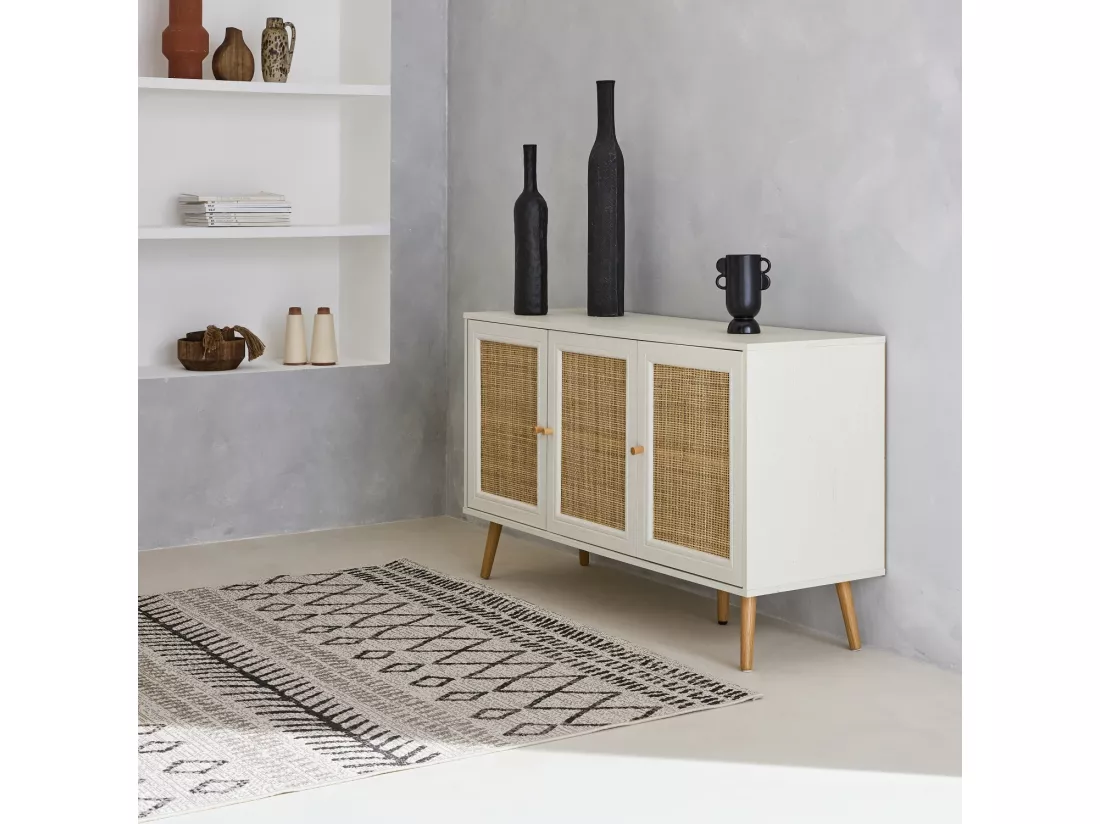 Buffet de rangement en cannage. blanc 120x39x70cm - Bohème - 2 niveaux. 3 portes. pieds scandinaves. buffet bas