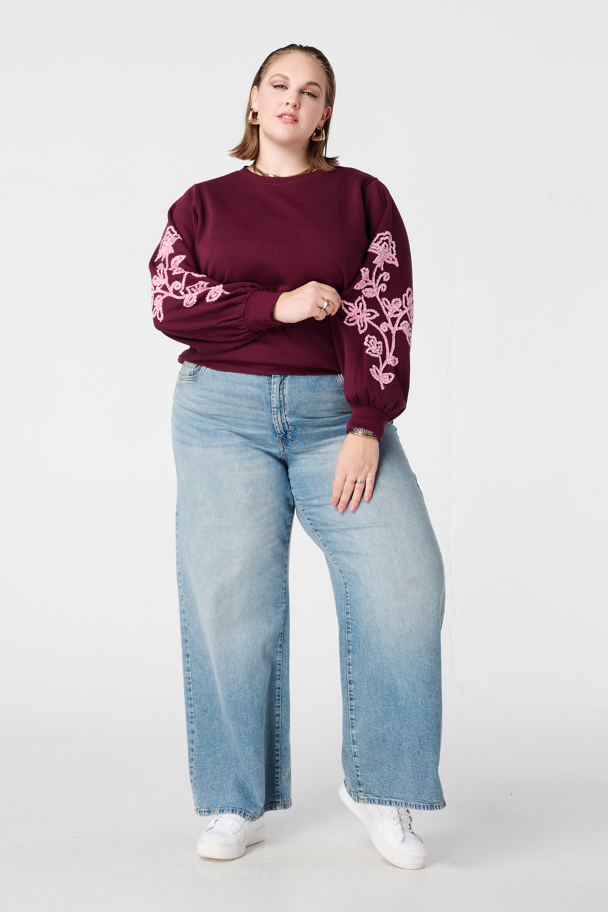Trui met zachte embroidery op de mouwen Bordeaux