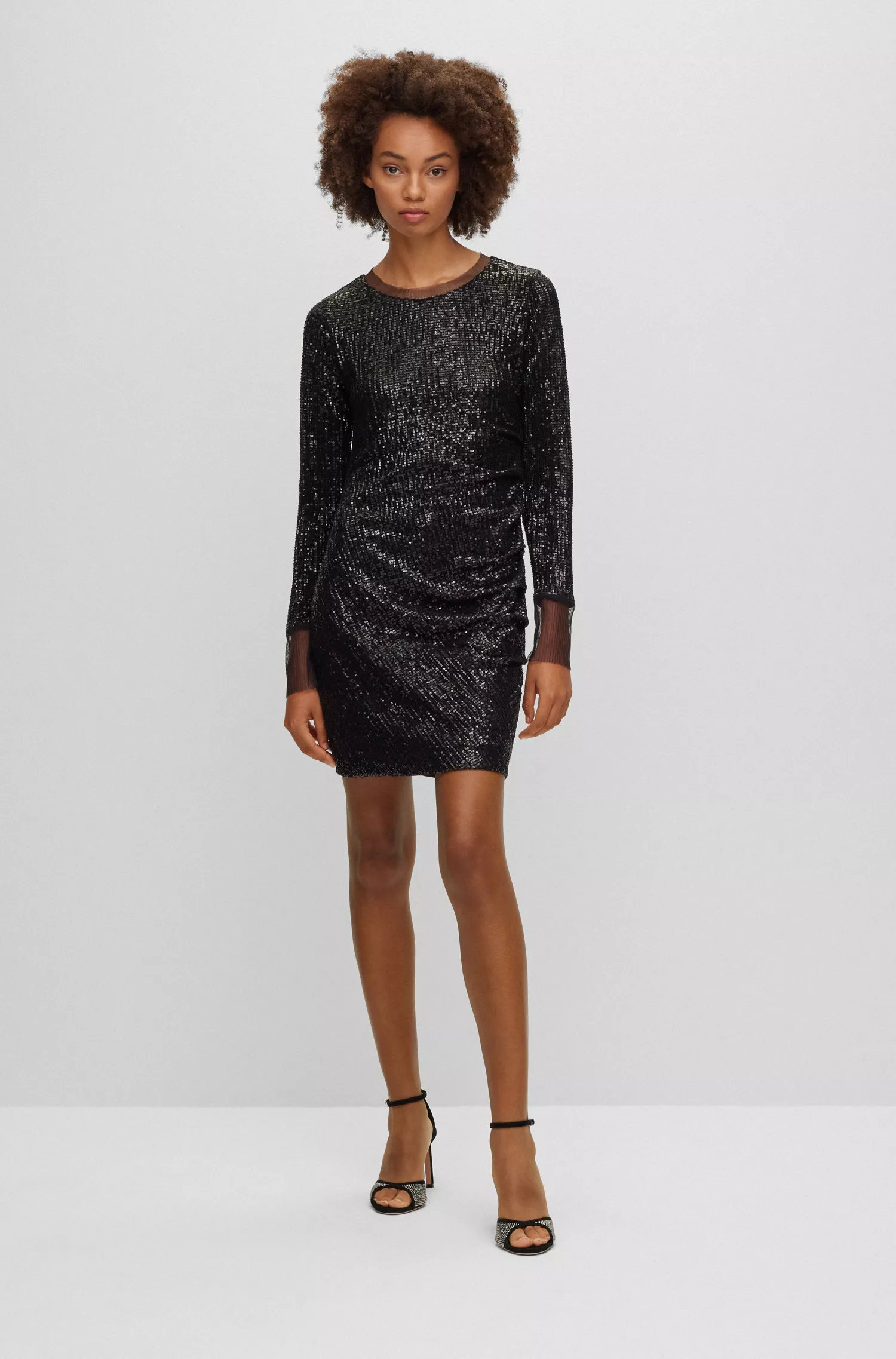 Vestido preto justo da BOSS com aplicações de lantejoulas.