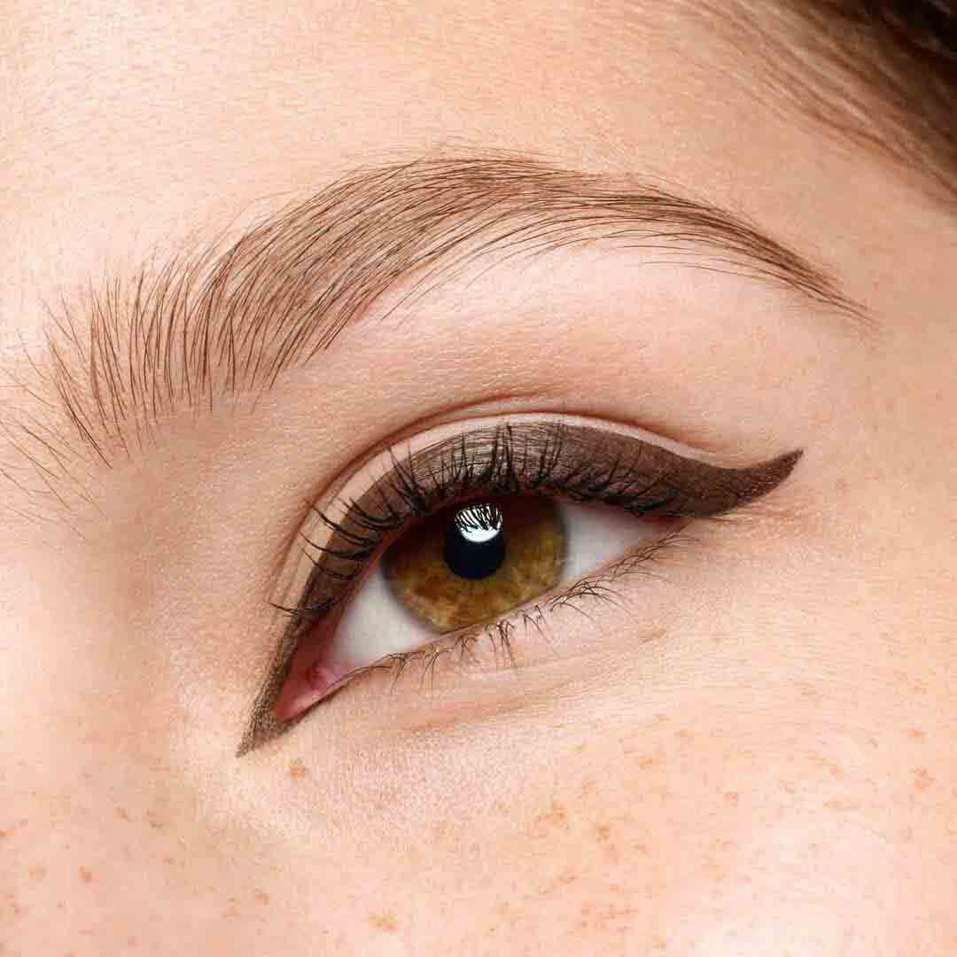 ESSENCE  Eyeliner em Caneta de Longa Duração