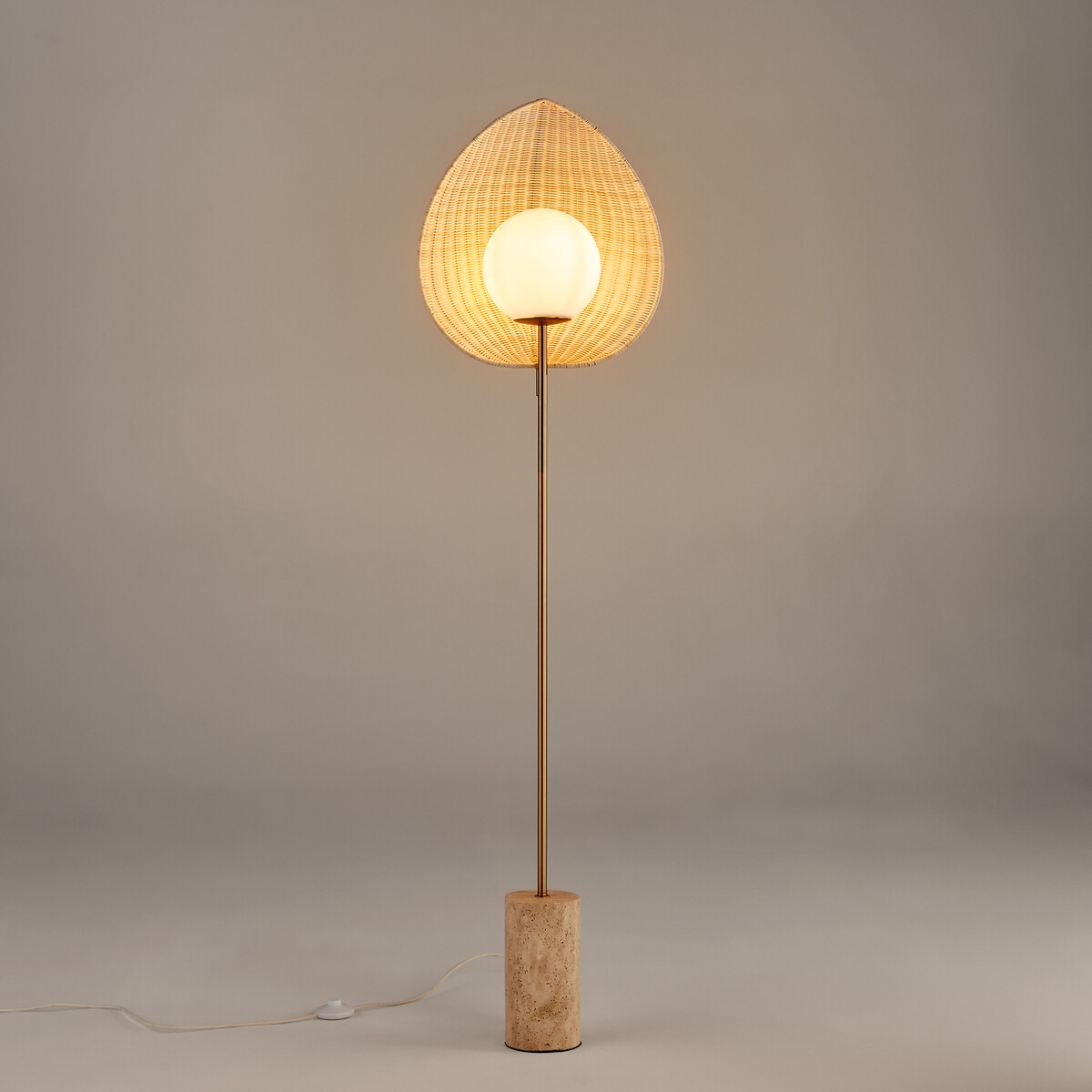 LA REDOUTE INTERIEURS<br>Candeeiro de pé Javana em opalino, rotim e travertino