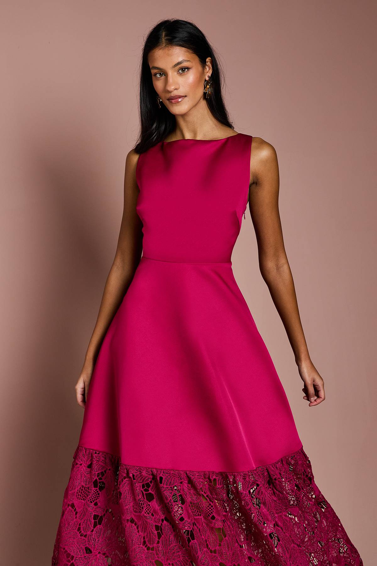 Coast Robe Longue Satinée Structurée à Ourlet en Dentelle Petite Taille