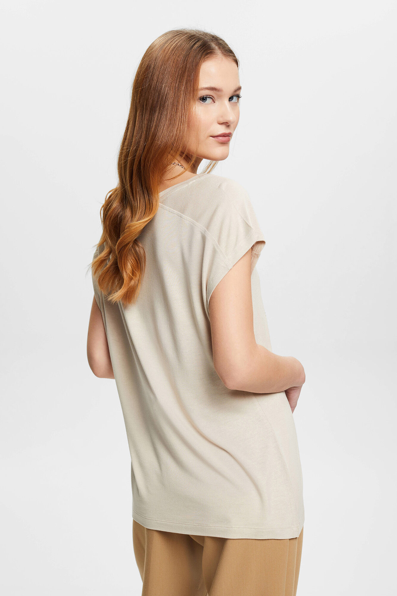 Camiseta de manga curta em viscose com estampa abstrata - Estampa bege