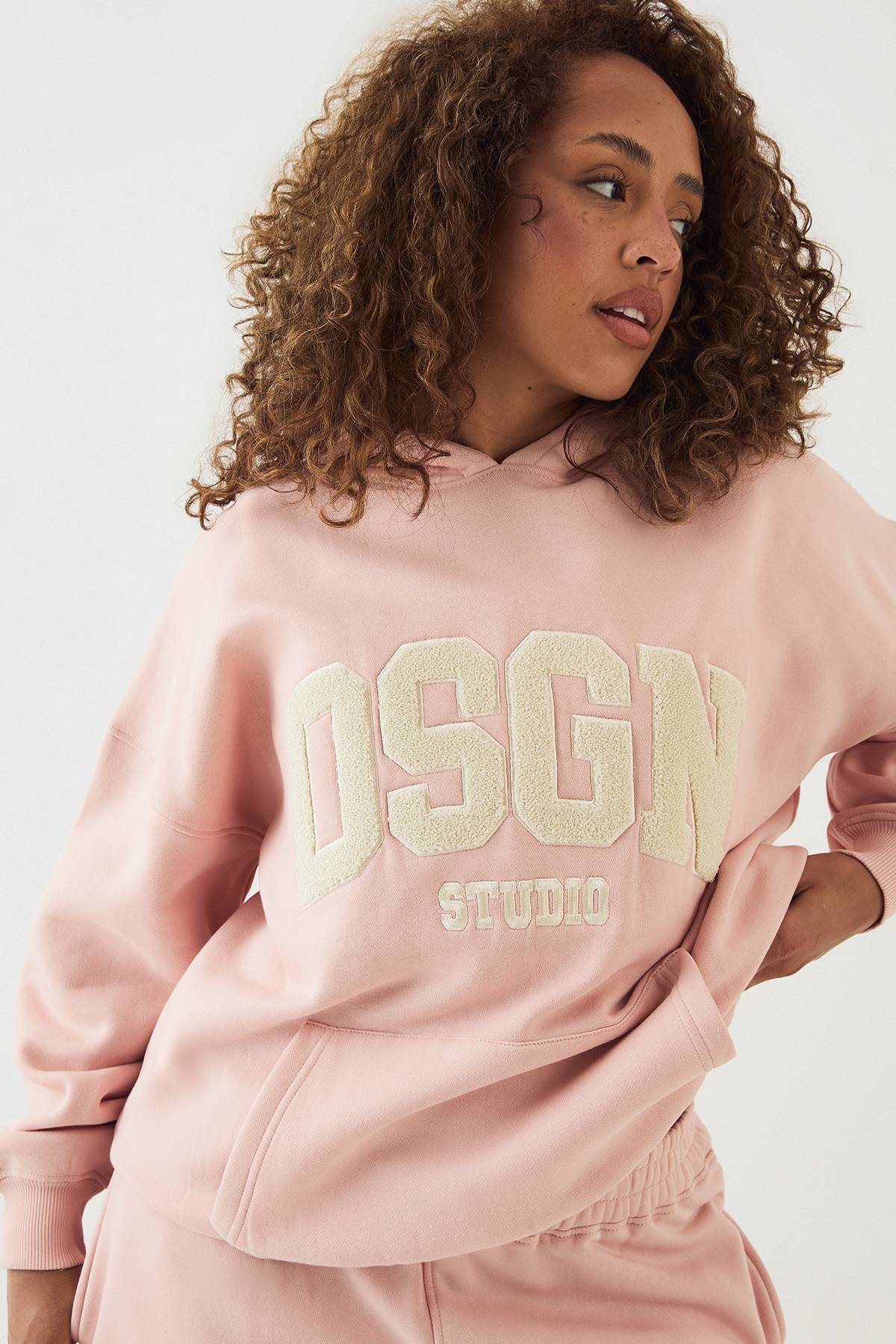 Sweat à Casynthétiqueche Oversize DSGN Studio avec Appliqué Éponge