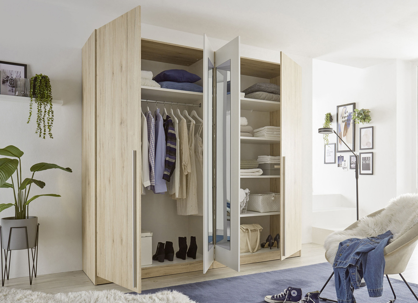 Moderner und formschöner Kleiderschrank