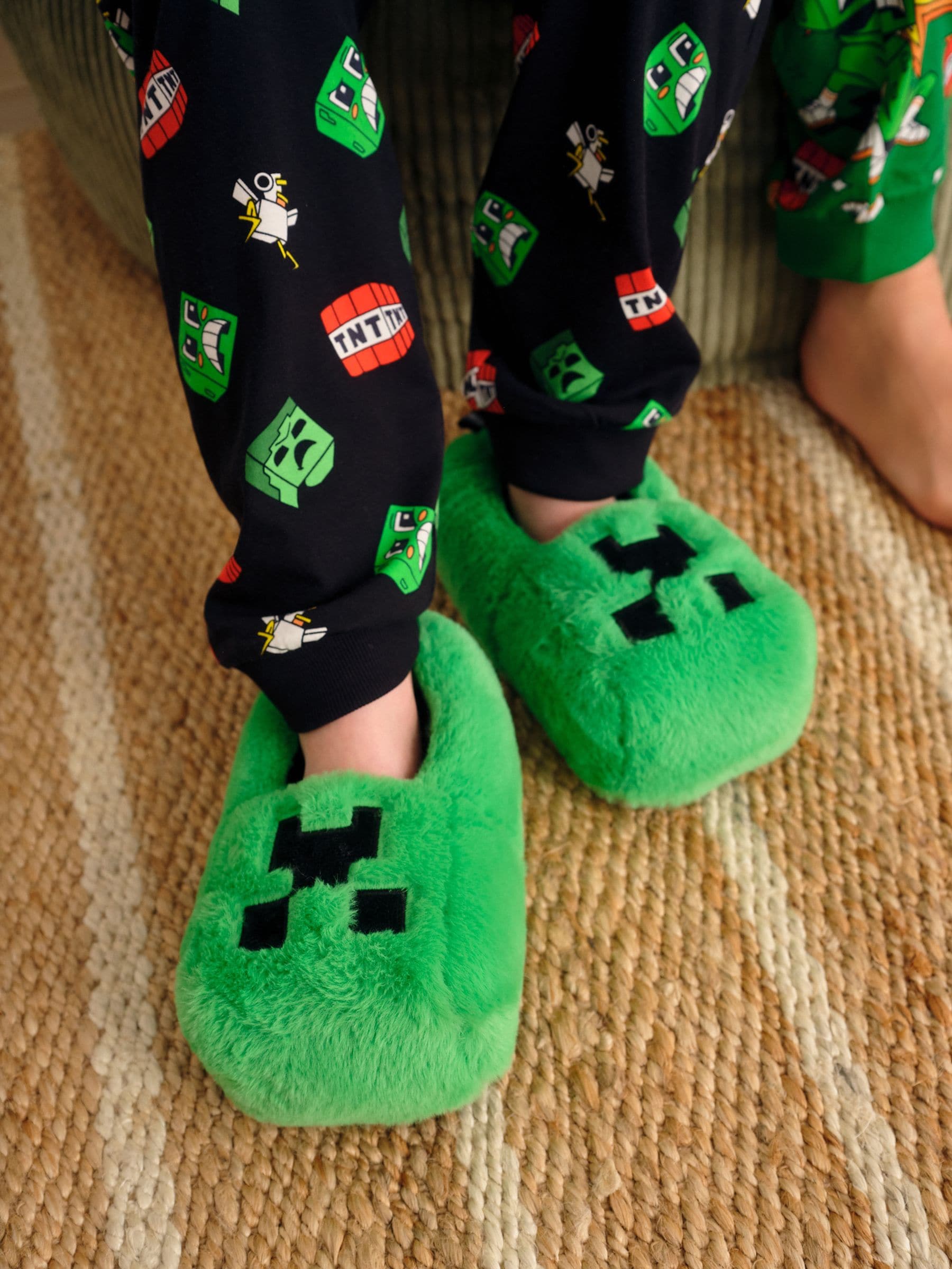 Groen - Minecraft Fluffy Creeper Slippers