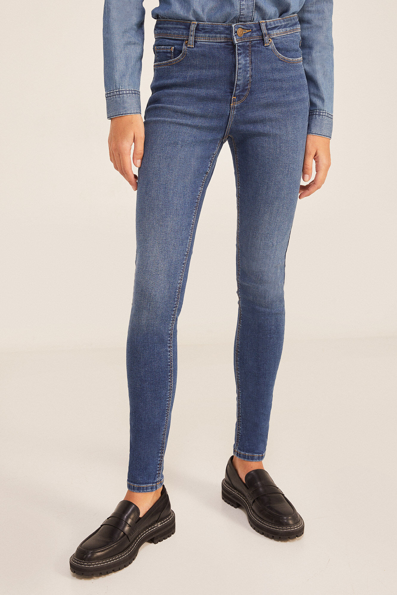 Calça jeans push-up com lavagem sustentável - azul médio
