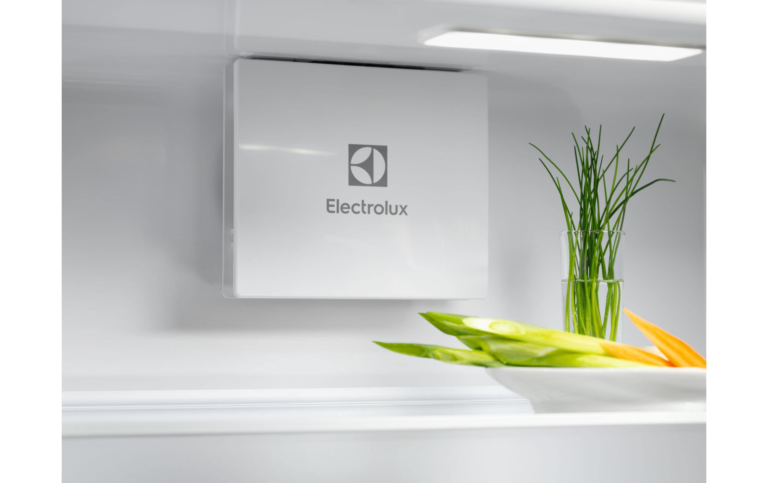 Einbaukühlschrank IK3029SAL Links/Wechselbar<br>Effizienter Einbaukühlschrank mit grosszügigem Innenraum, LED-Beleuchtung und energiesparender Technik für frische Lebensmittel