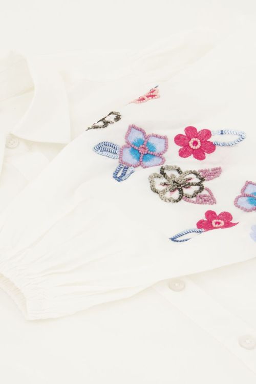 Witte blouse met blauwe kralen bloemen