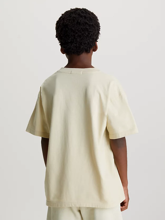 Camiseta com logotipo bordado
