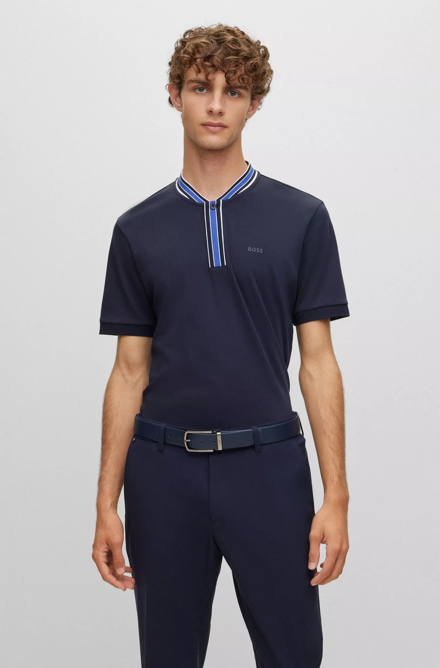 Camisa Henley BOSS em algodão interlock preto com detalhes listrados.