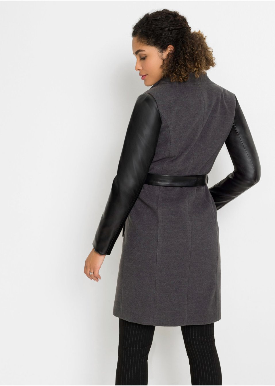 Manteau court avec manches contrastantes