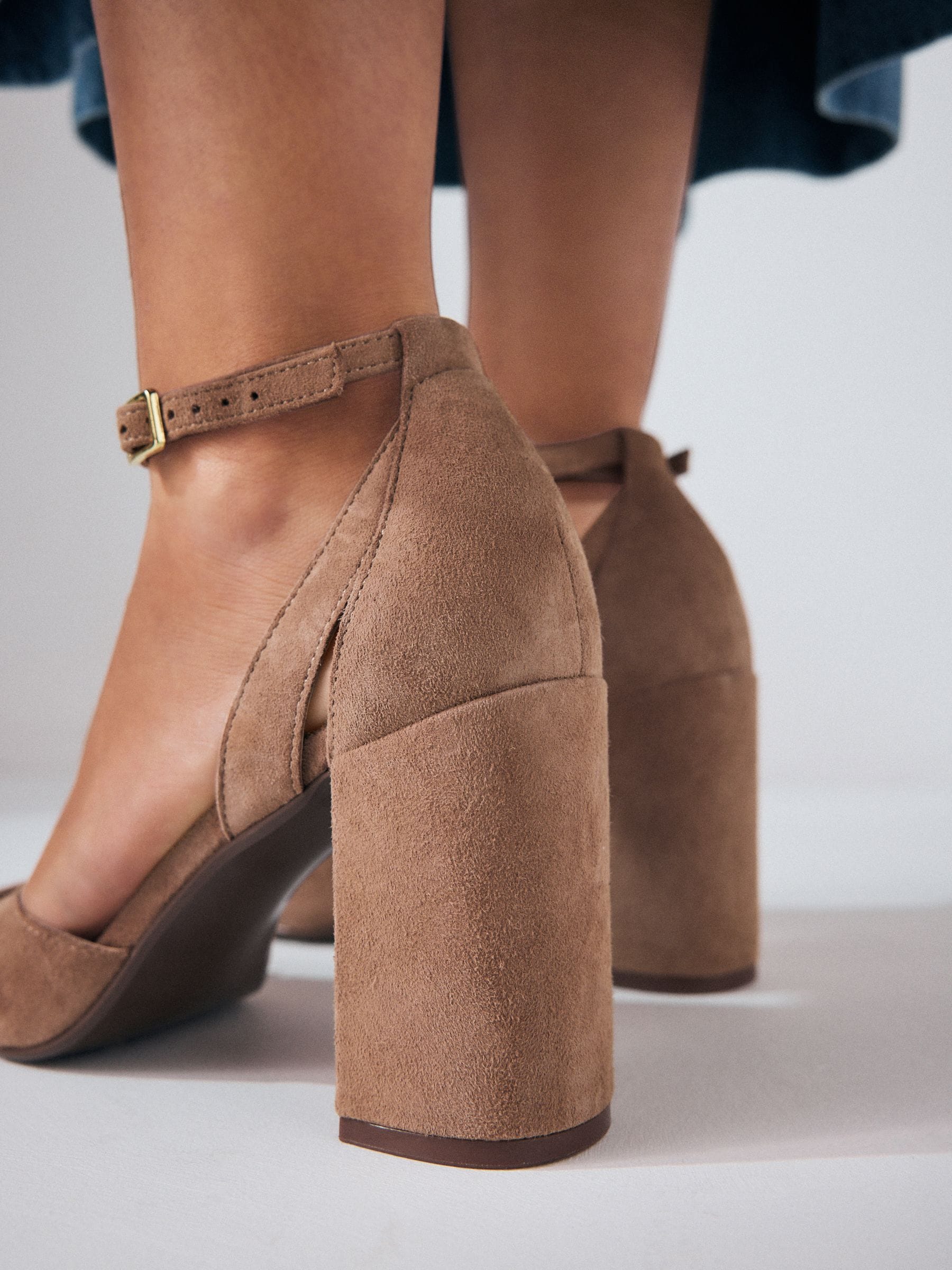 Kameelkleurig suède - Leren schoenen met uitsnijding, T-bandje en blokhakken met ronde neus