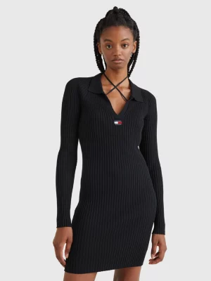 Vestido de malha canelada com decote em V e emblema