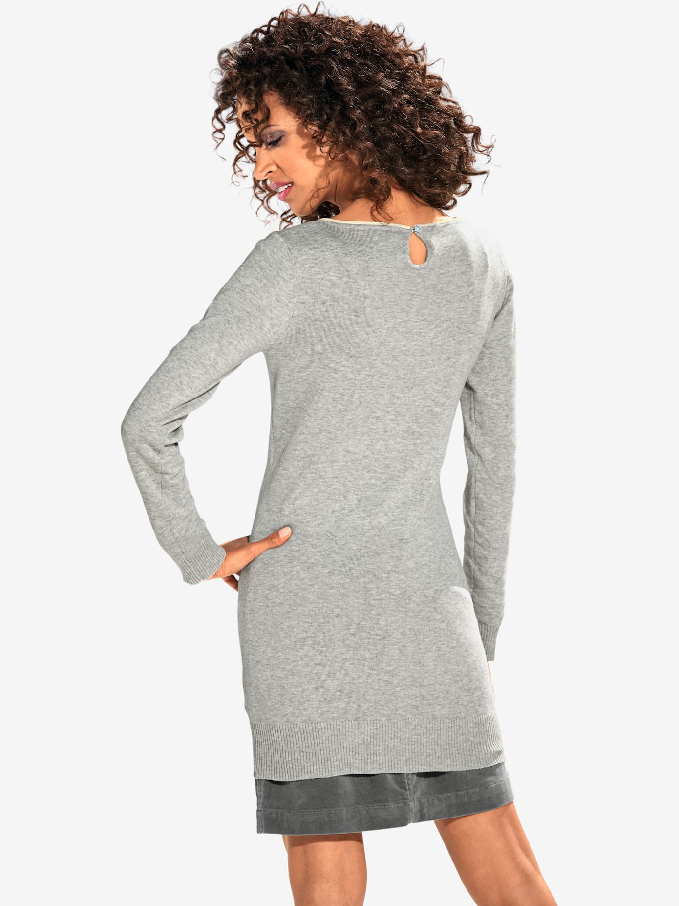 Pull long look tendance avec découpes au dos