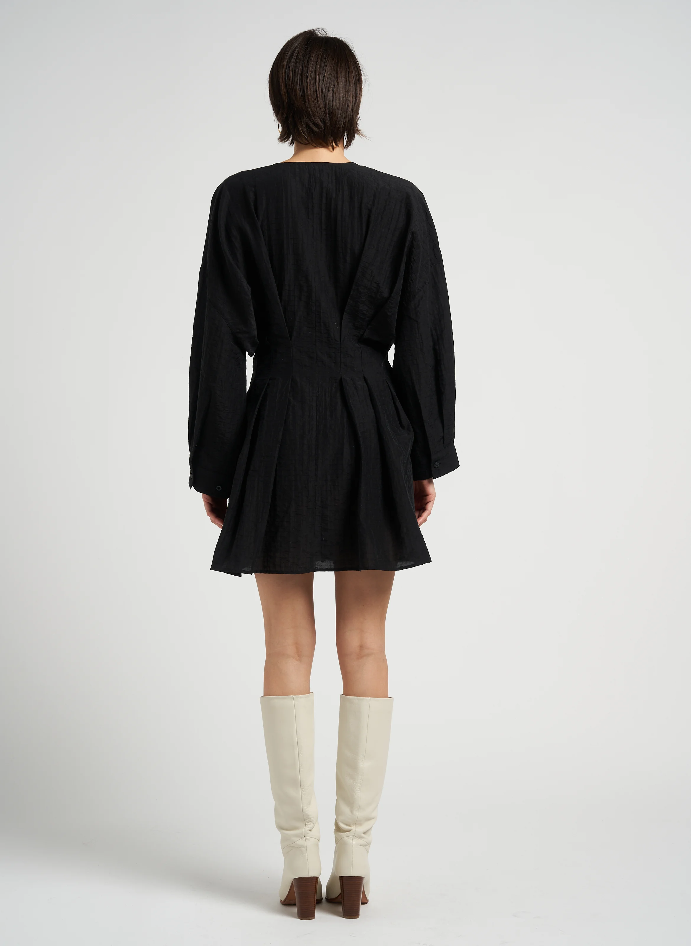 ENGLA - Robe courte ample à col V | Noir