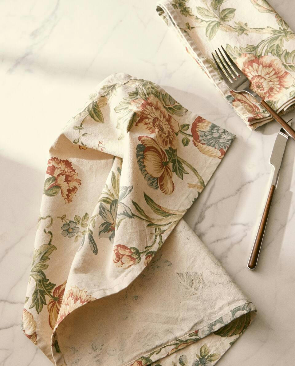 GUARDANAPO COM ESTAMPA FLORAL