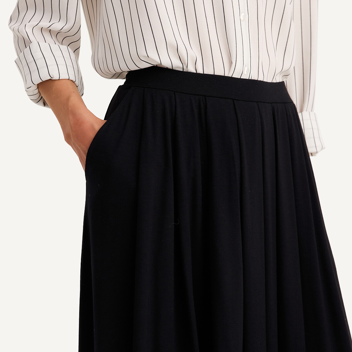 ANNE WEYBURN<br>Saia midi de malha ampla